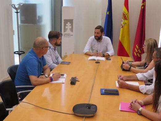 Gregorio Morales en la reunión con el director de turismo y el equipos de inspección