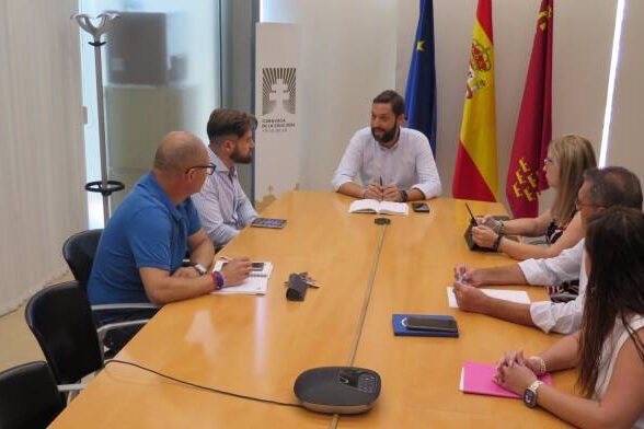 Gregorio Morales en la reunión con el director de turismo y el equipos de inspección