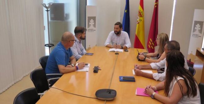 fotonoticia_20240910111309_1920_NoticiaAmpliada Gregorio Morales en la reunión con el director de turismo y el equipos de inspección