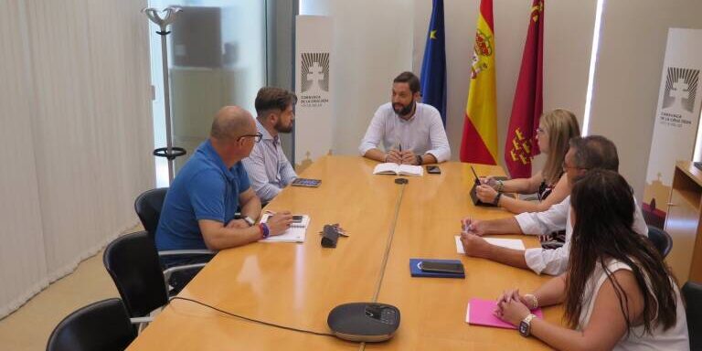 Gregorio Morales en la reunión con el director de turismo y el equipos de inspección